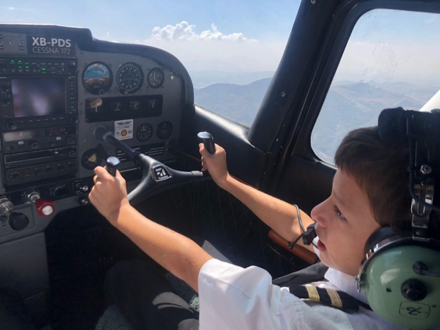  Kind lernt Pilot 