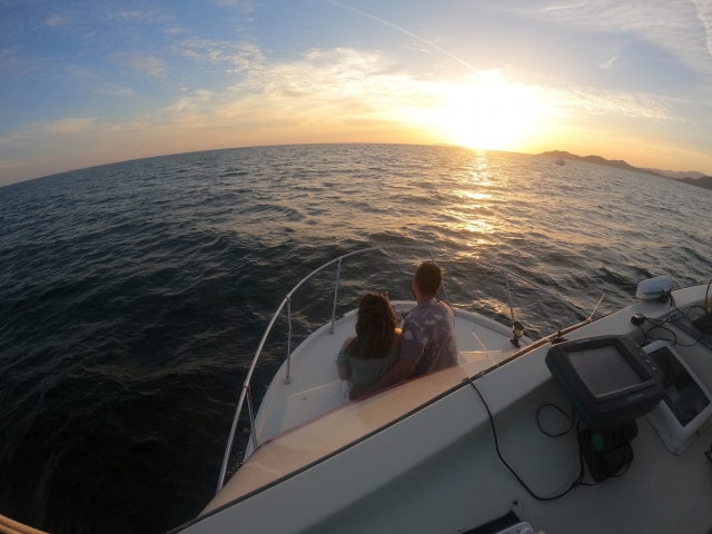 Paseo en barco al atardecer
