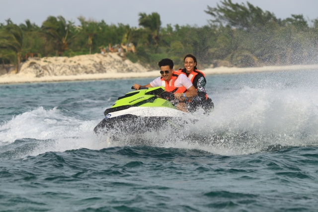 Surcando olas en jet ski