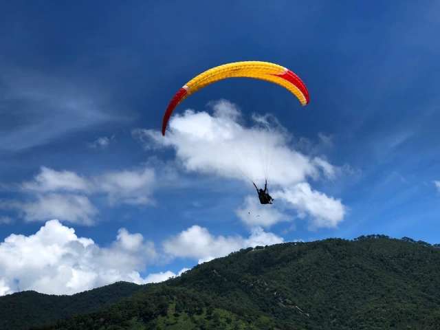  Höhenflug mit dem Gleitschirm 