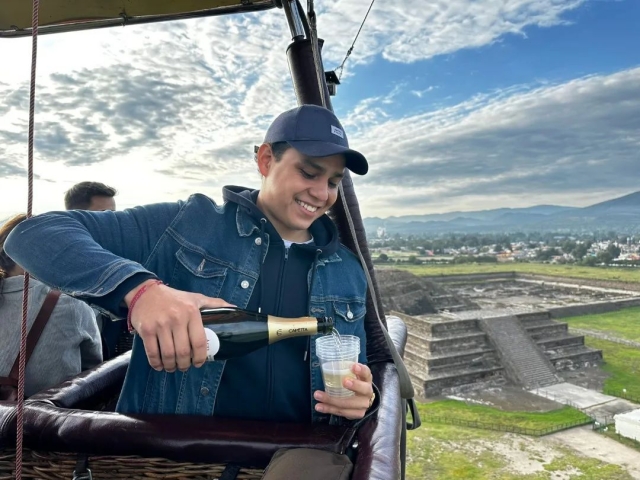  Trinquer dans une montgolfière 