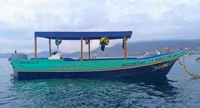  Tour boat 