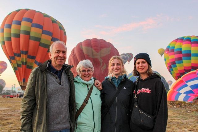  Tourists in a balloon 