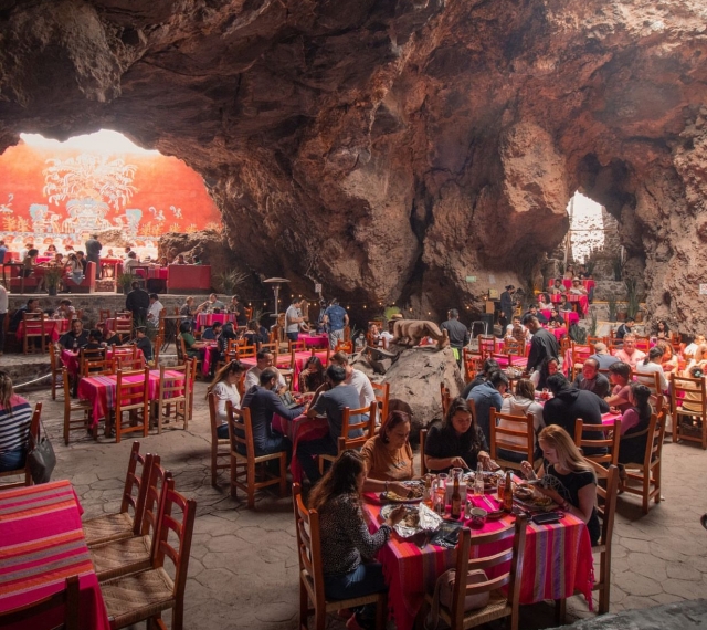 Comiendo en la gruta