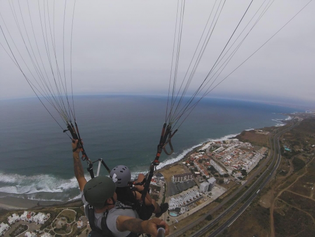  Überfliegen Strand im Paragliding 