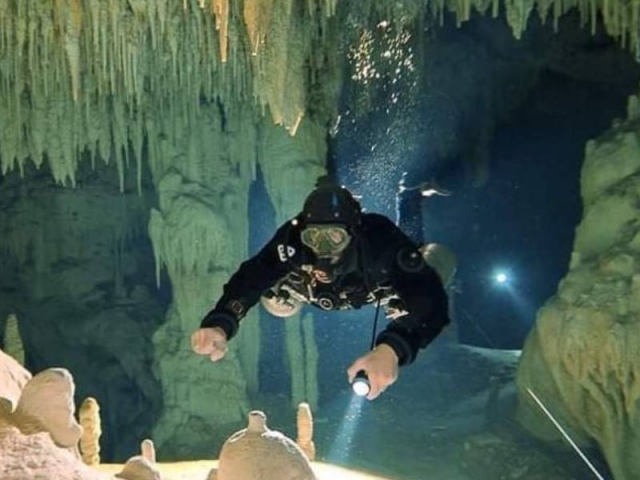  Diving between Cuevas 