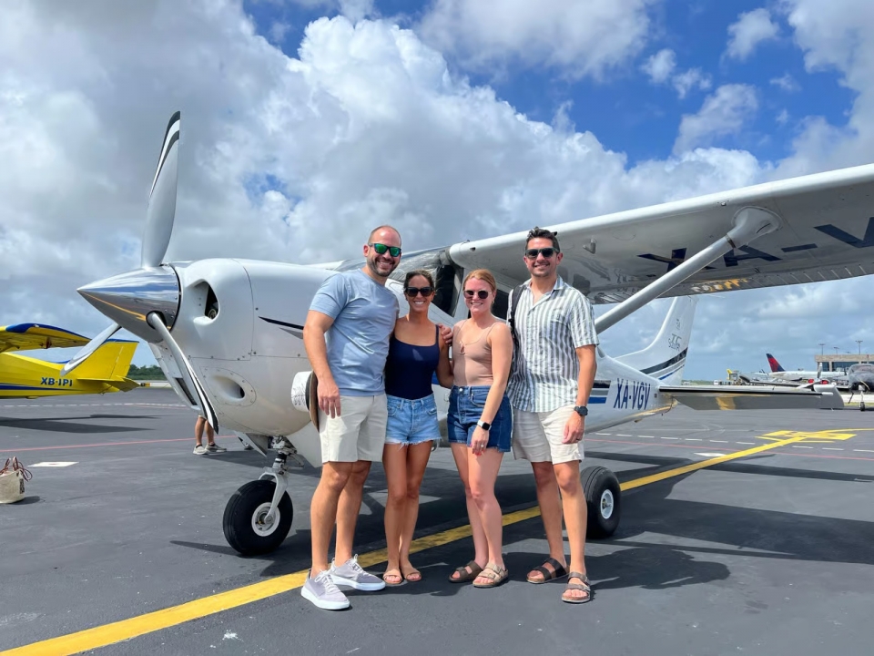 Pasajeros de vuelo turístico en Cancún