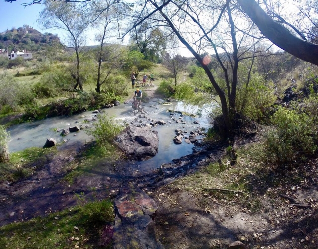  cruzando um dos rios da Sierra Gorda 