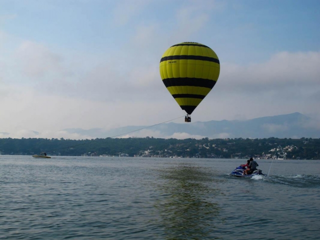 Volando en globo sobre el lago Teques