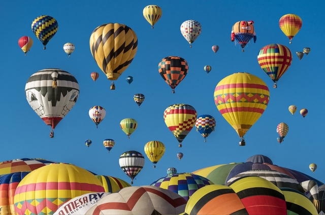Admira el paisaje de globos