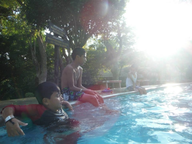  Sunbathe with your friends 
