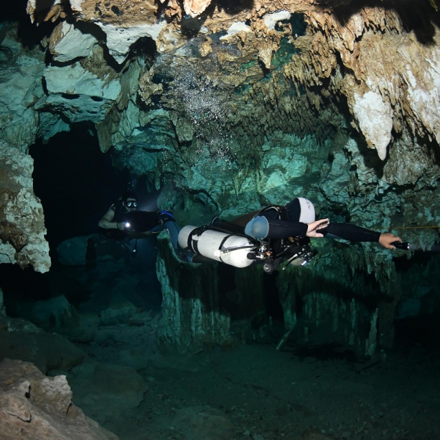  Explorando cavernas 
