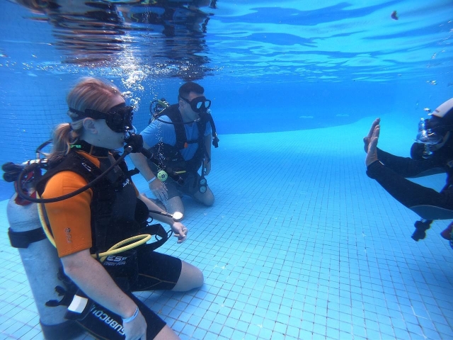Clase de buceo en alberca