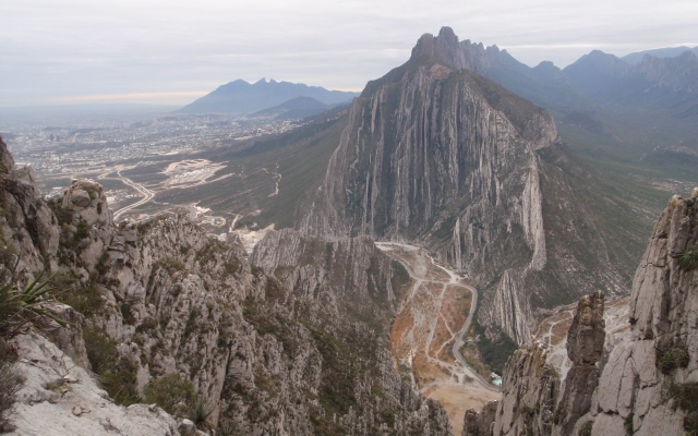  从穿过 huasteca 的道路看到的景色