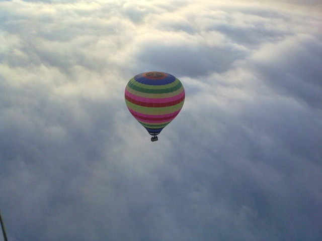 Sobre el cesped de nubes
