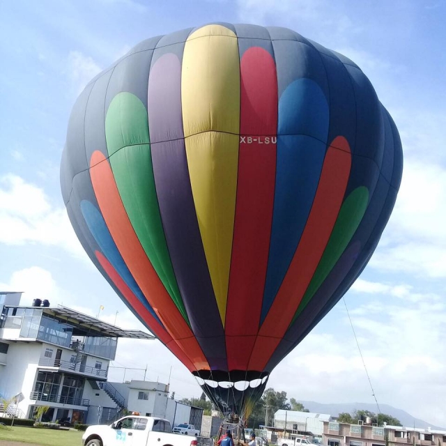 Globo aerostático preparado para el vuelo