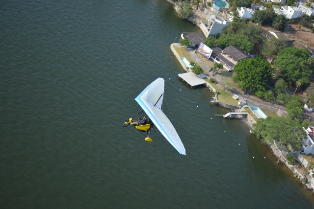  Ultraleichtflugzeug auf dem See 