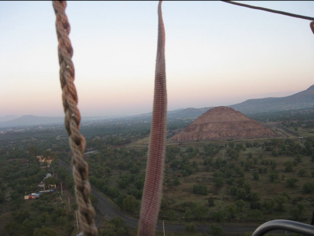  Viewing the pyramids from the balloon basket 