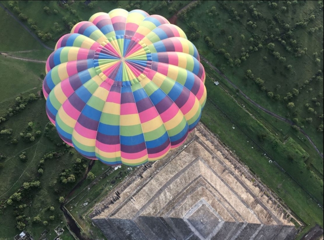  Flying in a balloon over Teotihuacan 