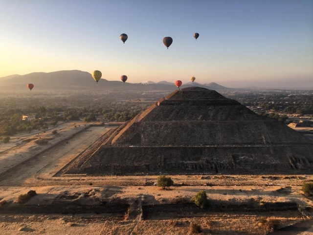  Balloons flying over Teotihuacan 