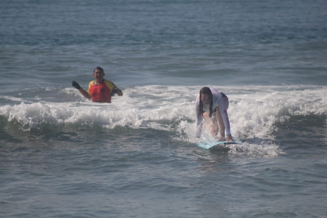  Professeur et étudiant de surf