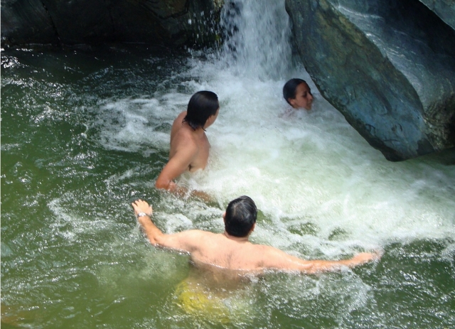  Tuffo nel fiume 