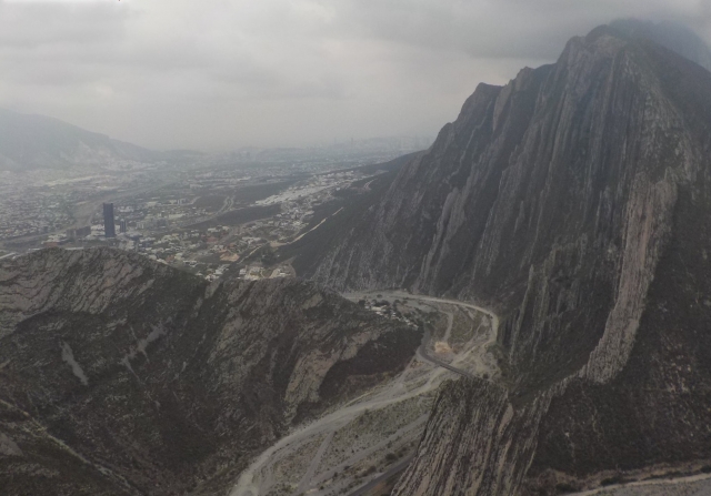  Discesa in corda doppia attraverso la huasteca