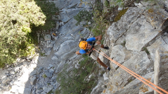  Rappelling