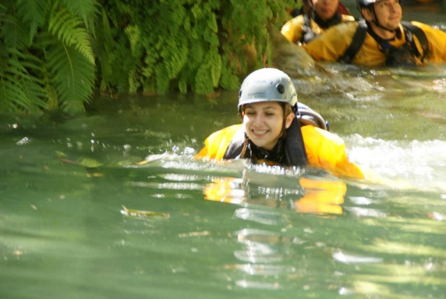 Nager dans la rivière 