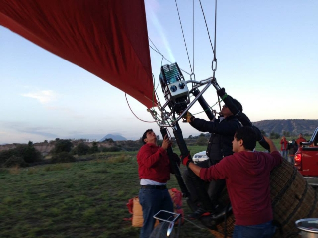  Assemblaggio della mongolfiera con gli esperti 