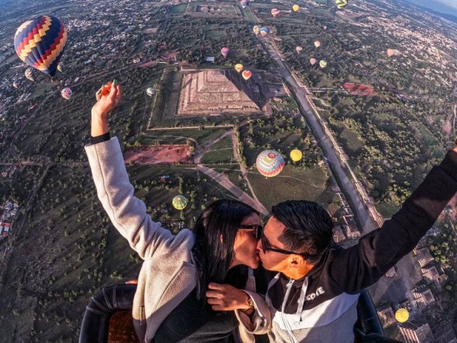 Vol en montgolfière pour livrer une bague à Teotihuacán