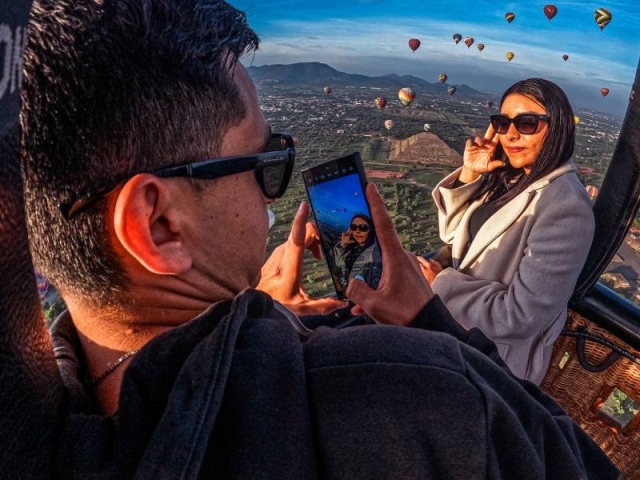 Globo ao amanhecer e pirâmide Globo ao amanhecer e pirâmide