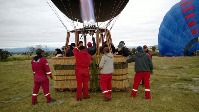 Operadores de vuelo junto al globo