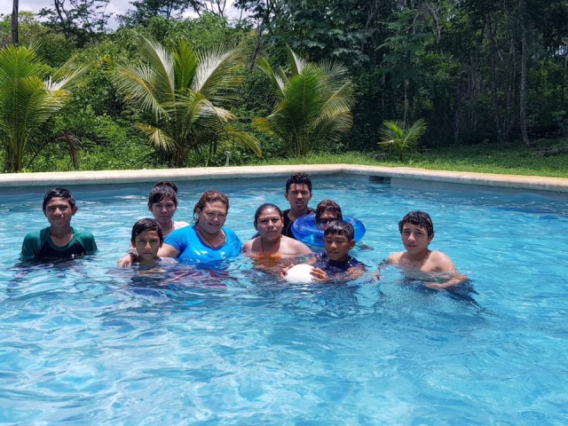 Familia en la alberca