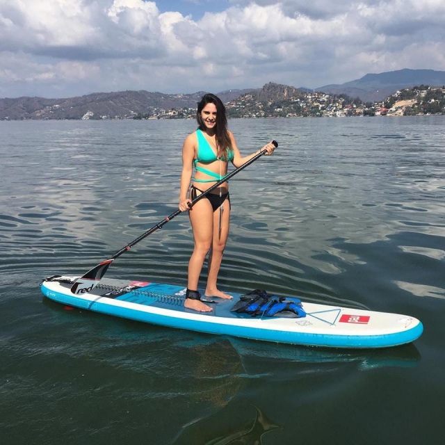  Ragazza sulla tavola SUP 