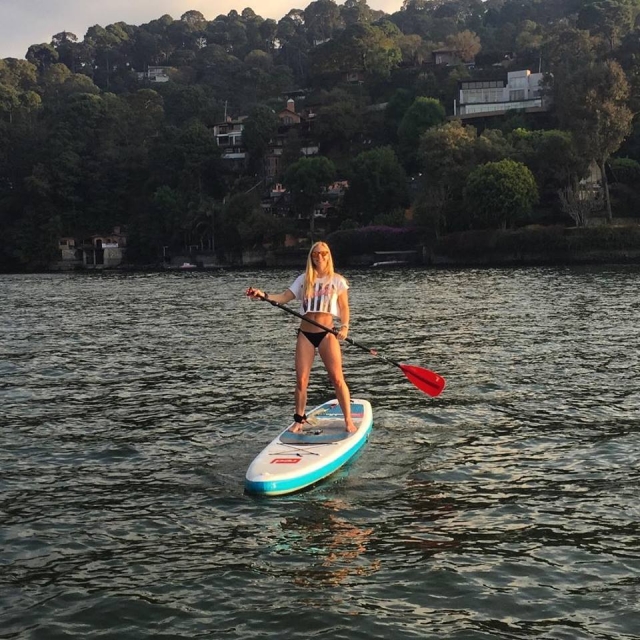  In piedi sulla tavola da paddle surf 