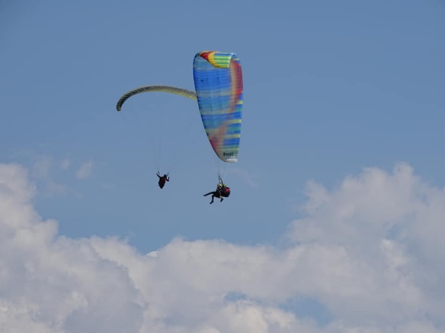 Divertirsi con il parapendio in tandem 