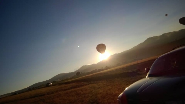  Globe che vola con l'uscita del sole