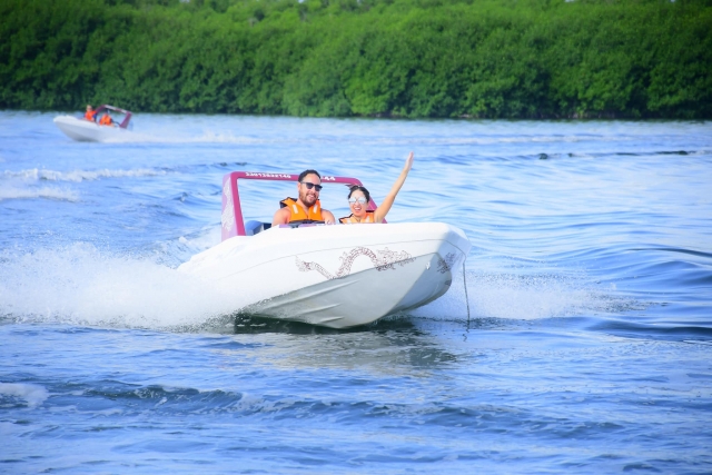 Speed boat en pareja