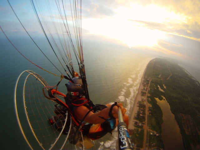  Sobrevocando o mar em Paramotor Acapulco