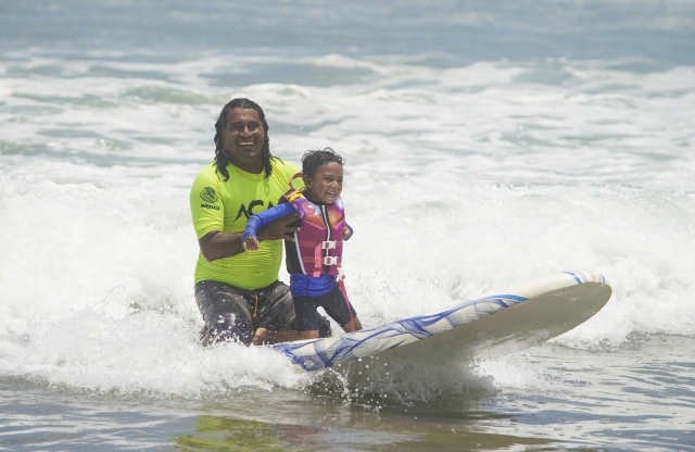  Teaching on the surfboard 