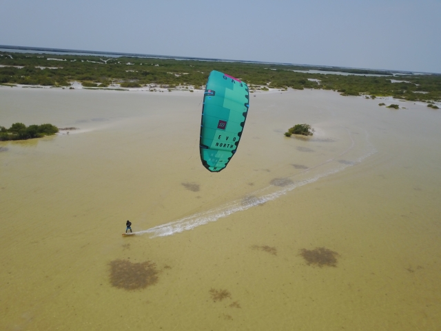 Viva a experiência do kitesurf 