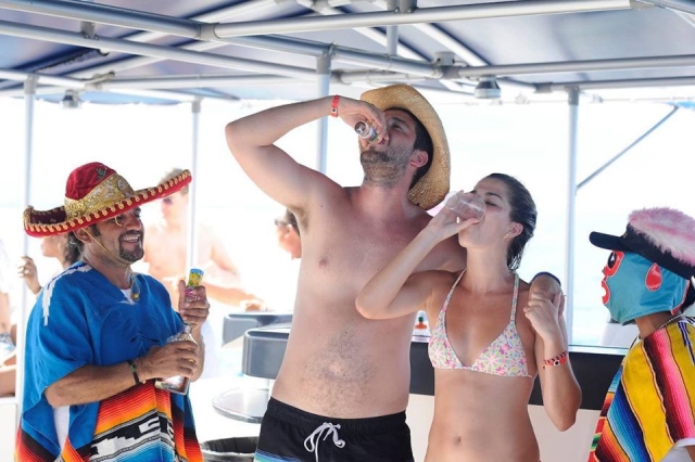  Festa in catamarano 