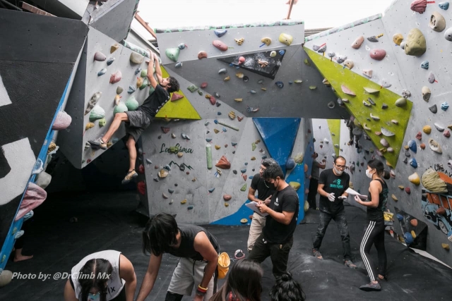  Istruttori e studenti di arrampicata