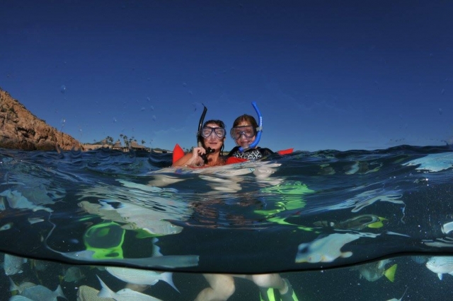  Schwimmende Mutter und Tochter