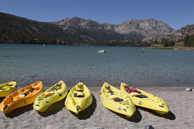  Kayaks sur le rivage