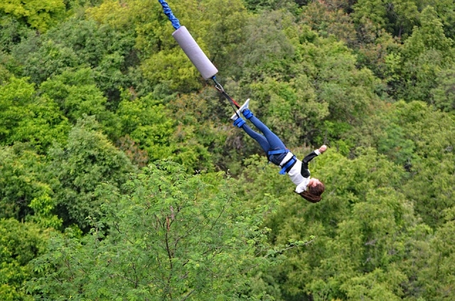  Bungee jumping in città