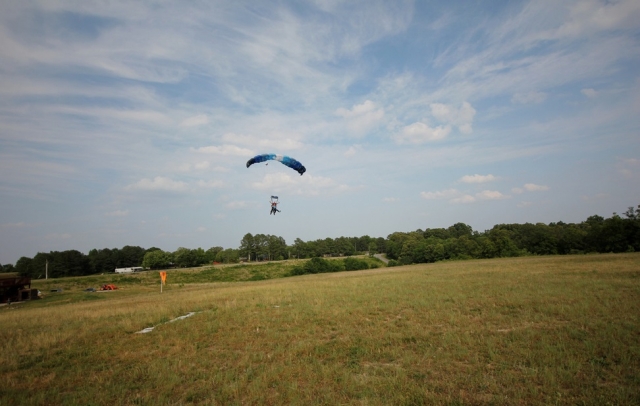 Landung mit dem Fallschirm 