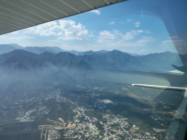  Vues sur les montagnes et le barrage