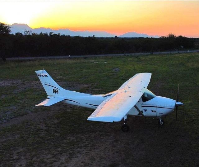  Tramonto su un piccolo aereo 